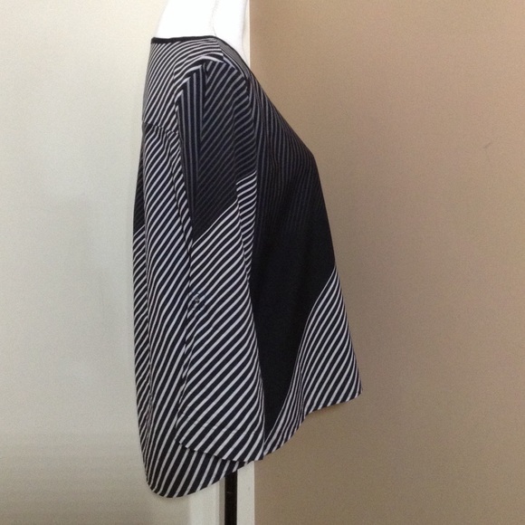 Calvin Klein || Woman’s black and white light weight blouse size Medium - Picture 2 of 5